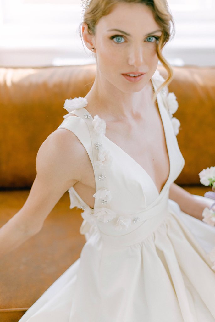 Nevesta v šatách Poesie Sposa