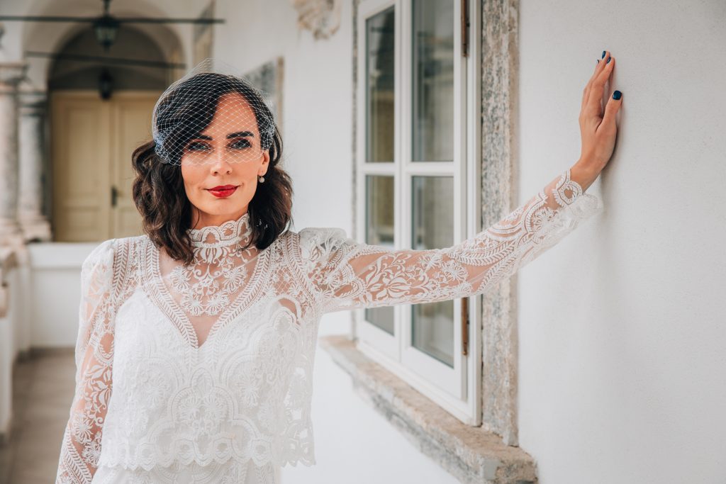 Nevesta Justína vo svadobných šatách v pohybe