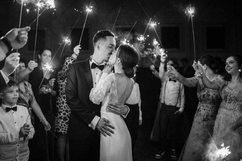 Nevesta Laura vo svadobných šatách v pohybe